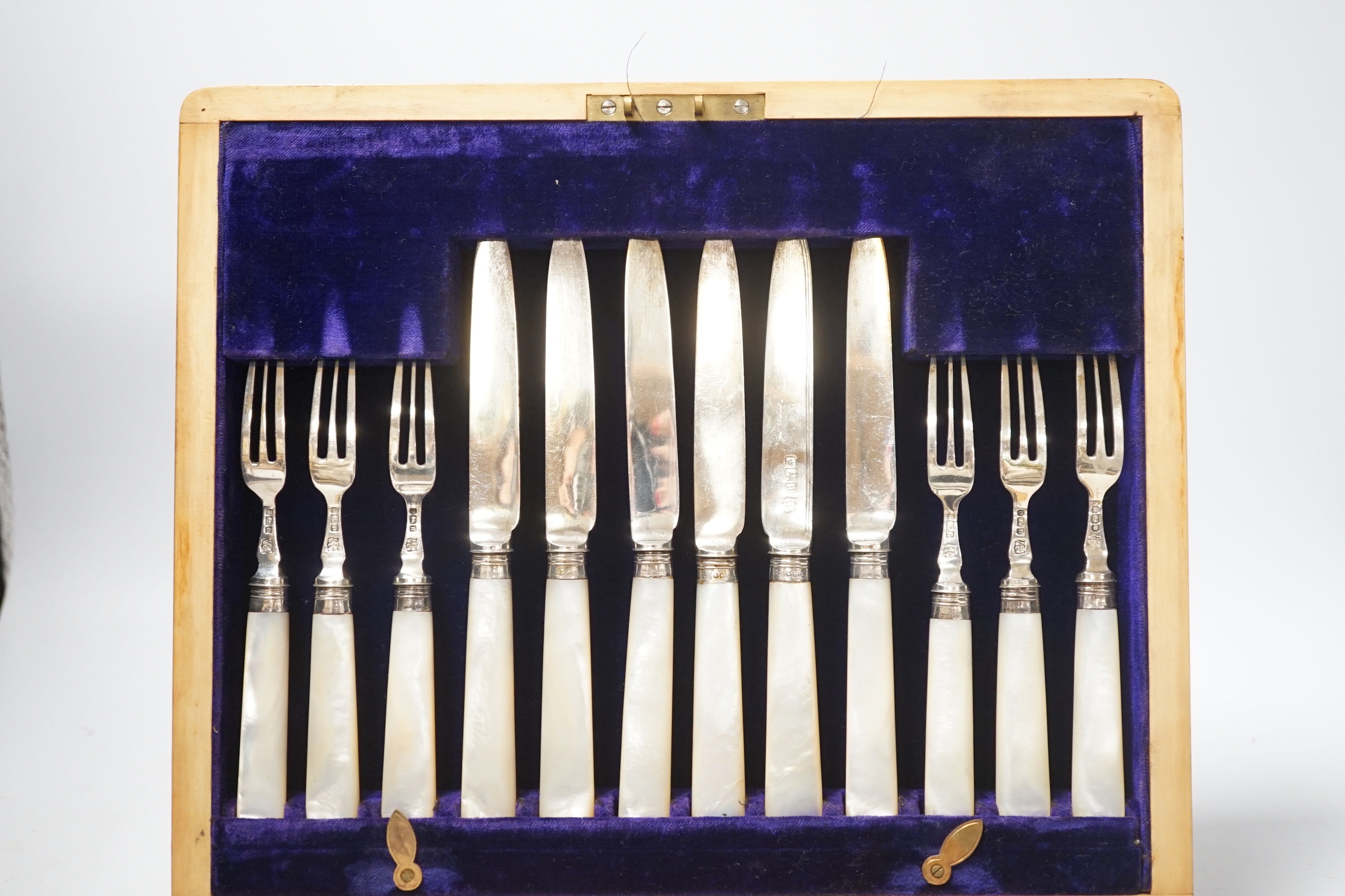 An Edwardian cased set of twelve pairs of silver and mother of pearl handled dessert eaters, Frederick C. Asman & Co, Sheffield, 1905, box 29.2cm.